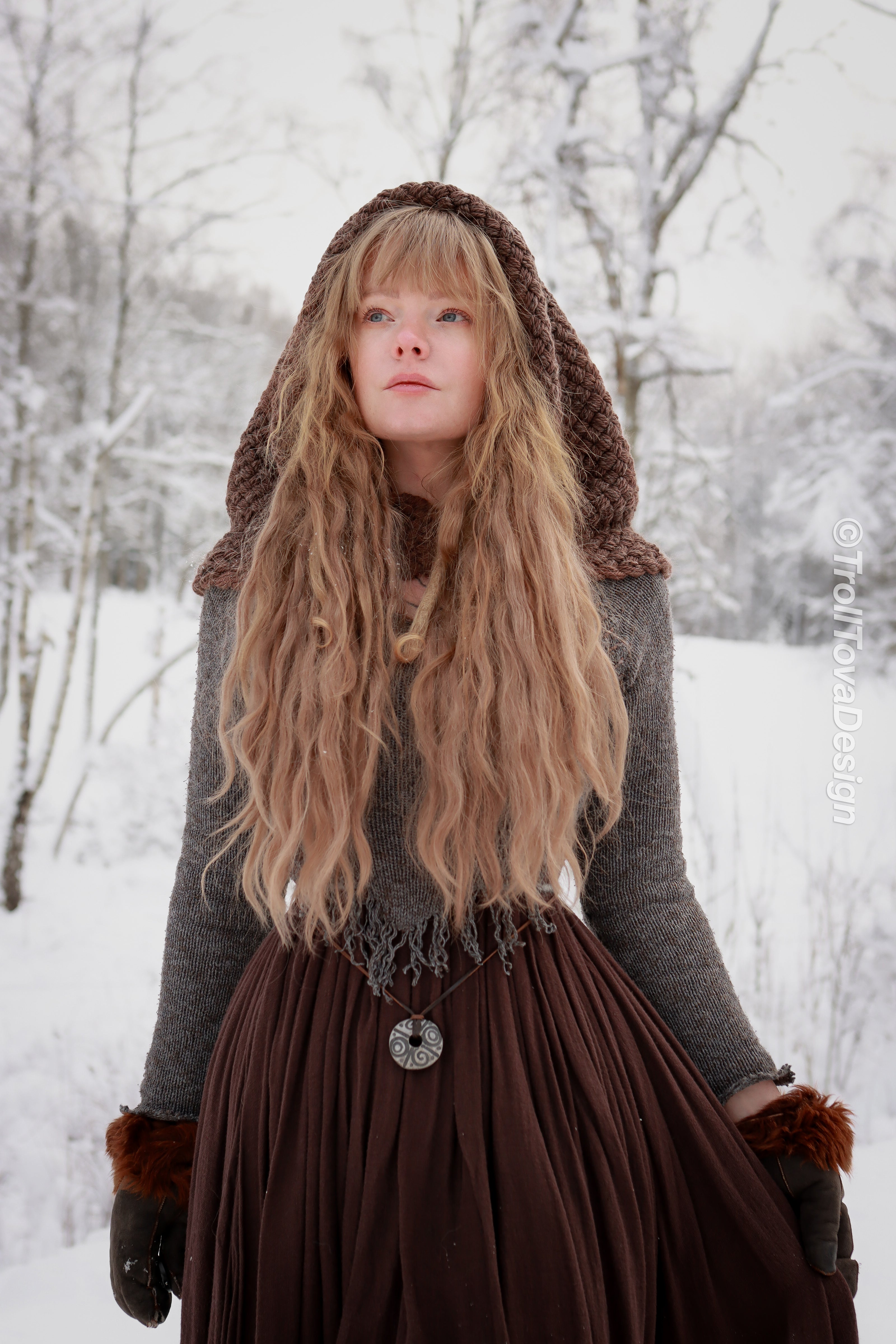 Handwoven hood in brown wool and alpaca.
