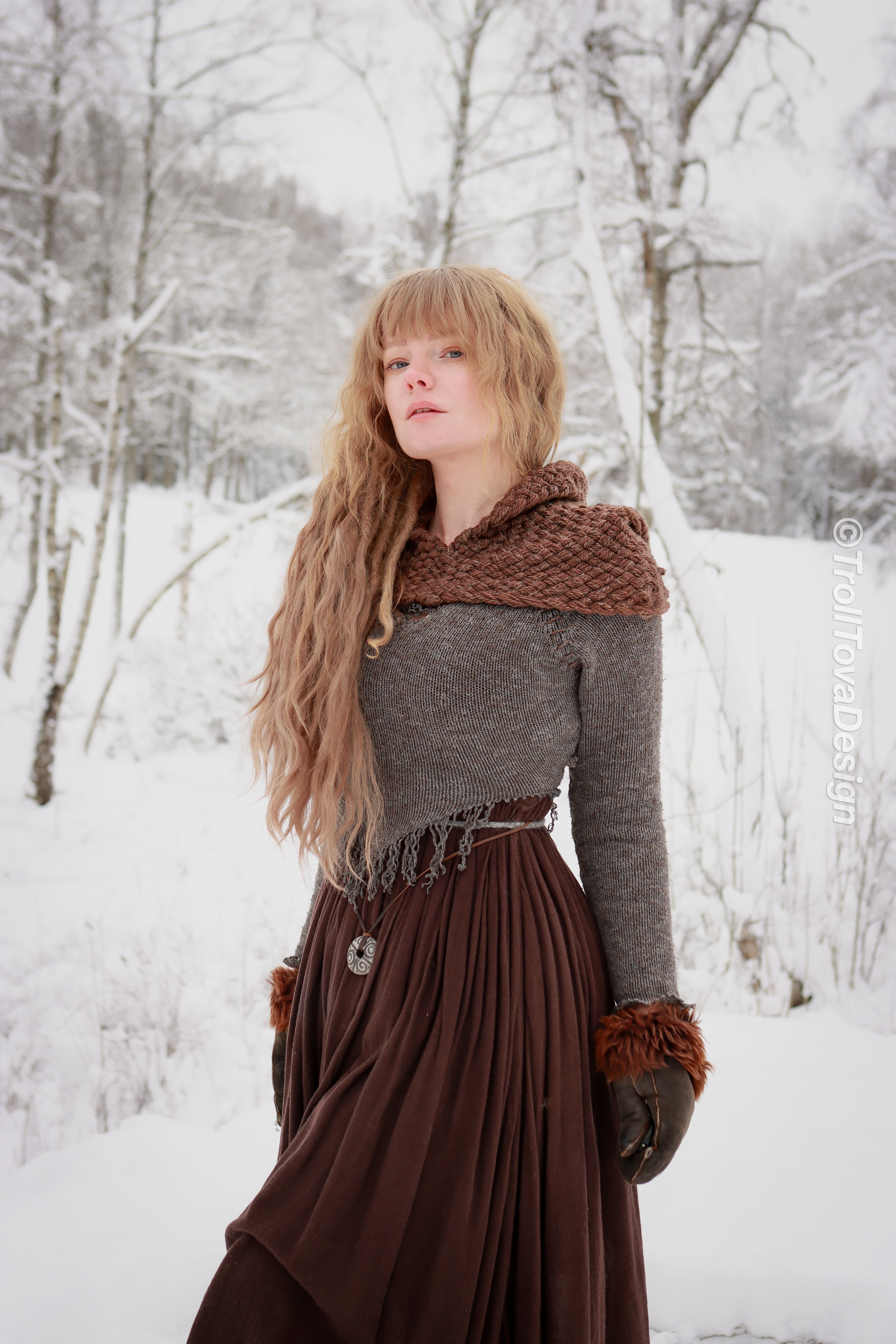 Handwoven hood in brown wool and alpaca.