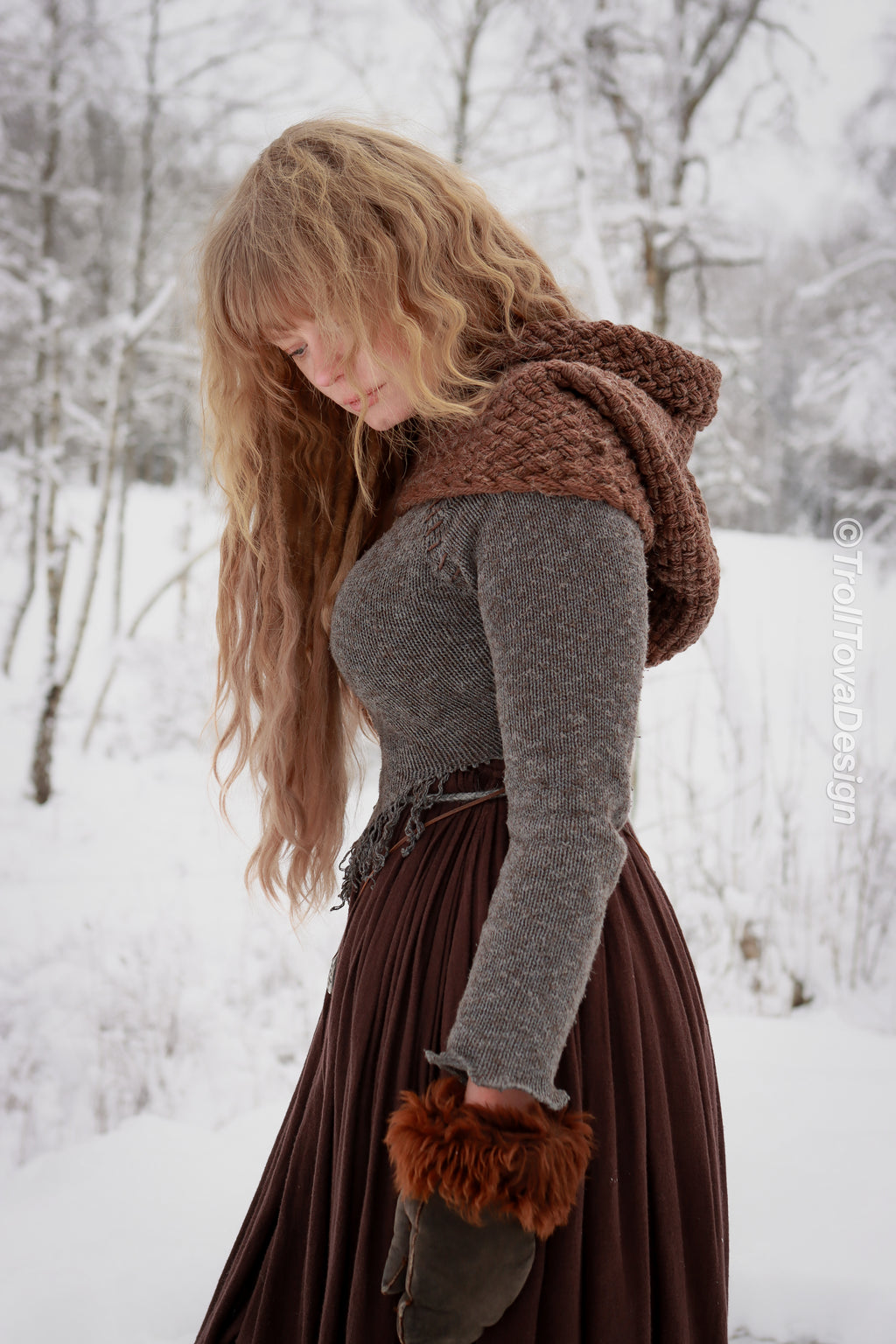 Handwoven hood in brown wool and alpaca.