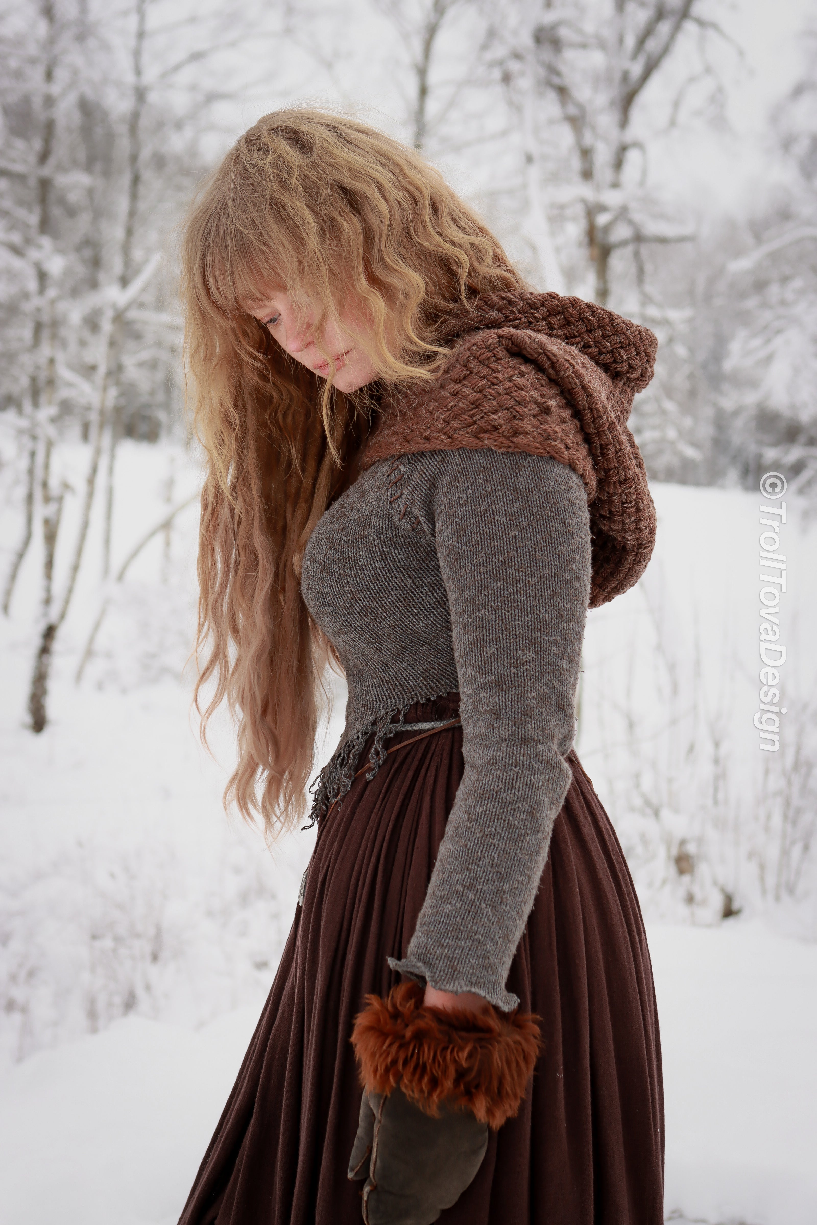 Handwoven hood in brown wool and alpaca.