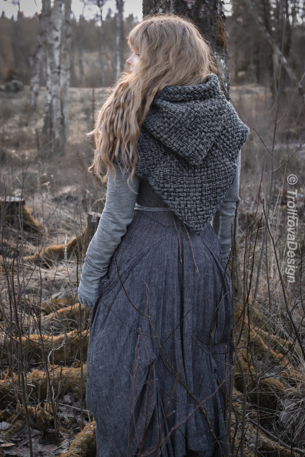 Small handwoven Skjoldehamn hood in gray wool and alpaca.