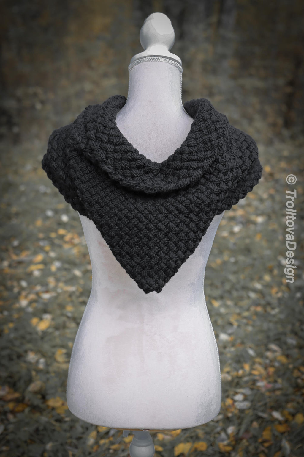 Handwoven hood in black wool and alpaca.