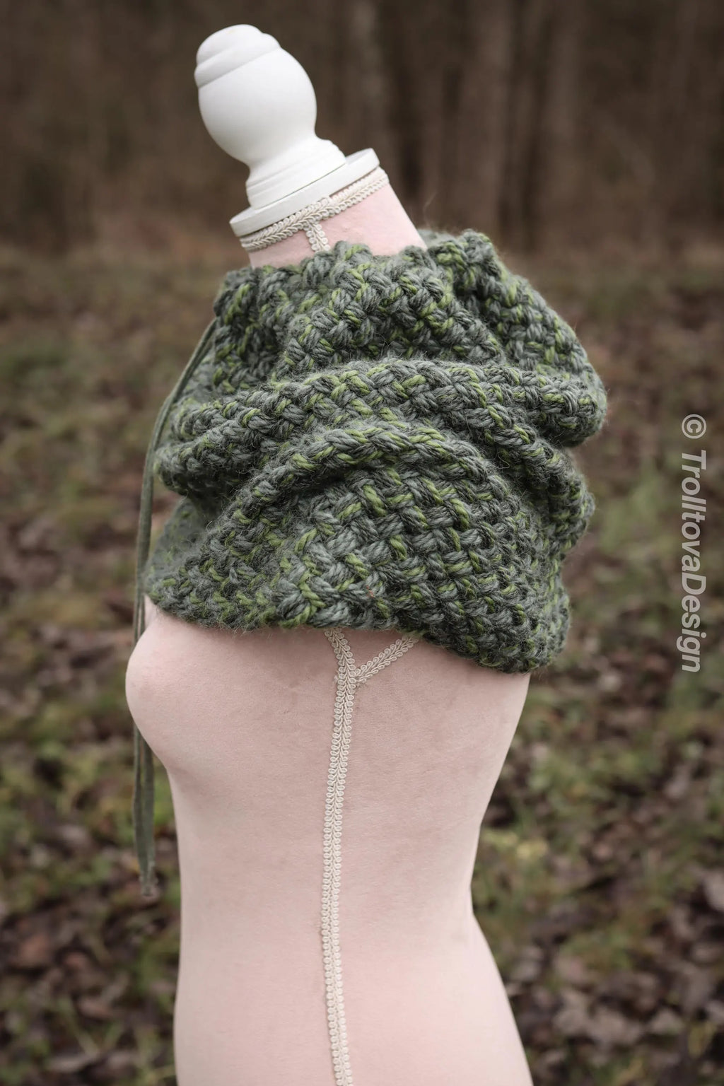 Handwoven snood in forest green wool and alpaca with drawstring.