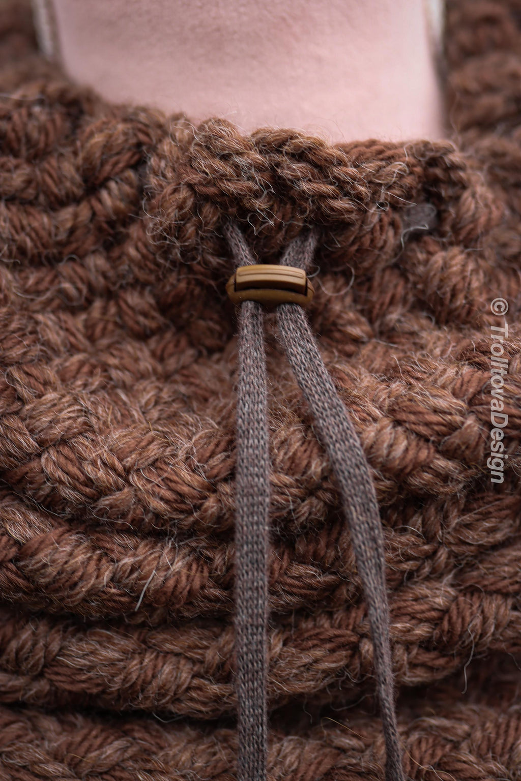 Handwoven snood in brown wool and alpaca with drawstring.