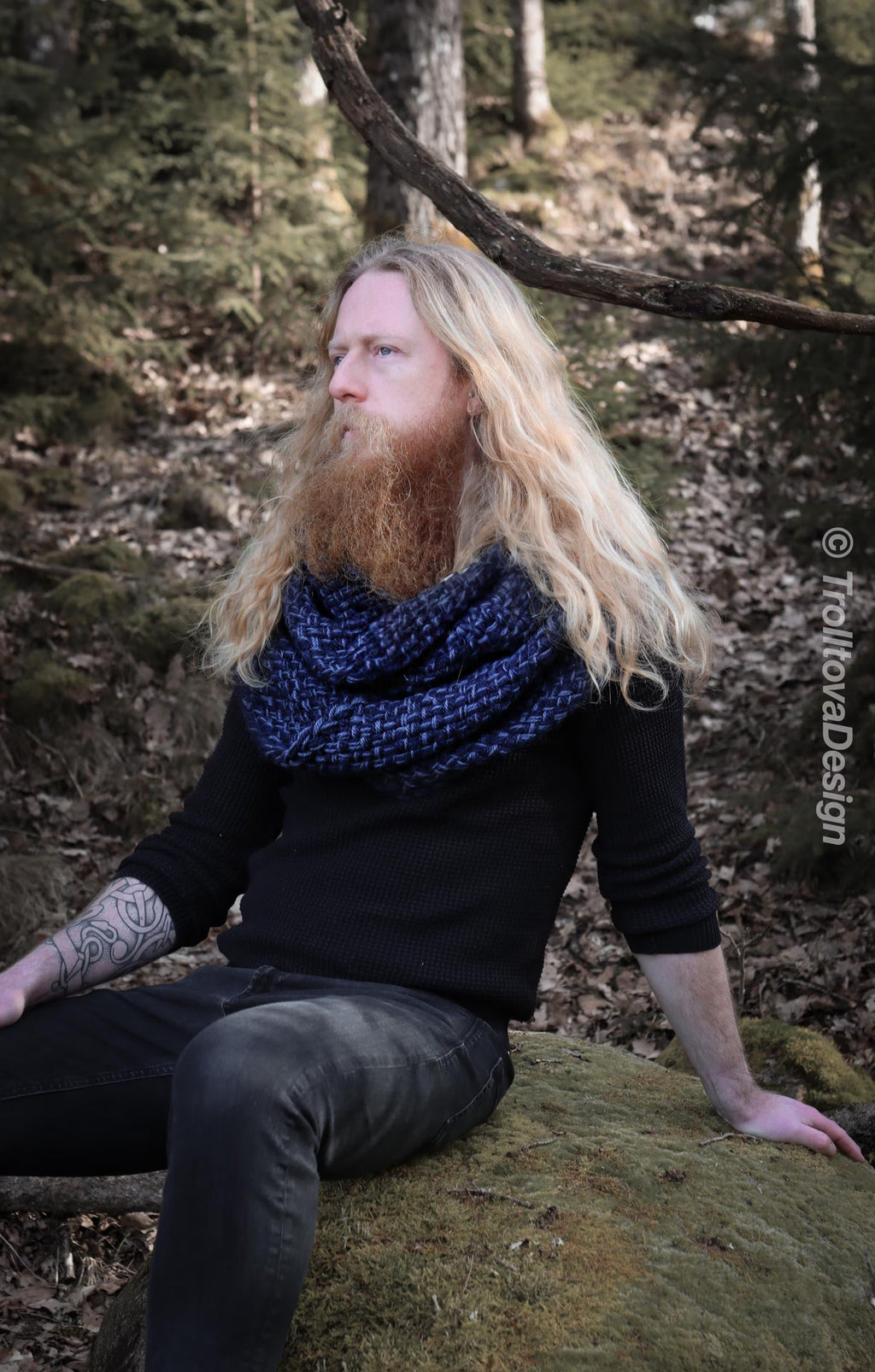 Handwoven extra long snood in dark blue wool and alpaca.