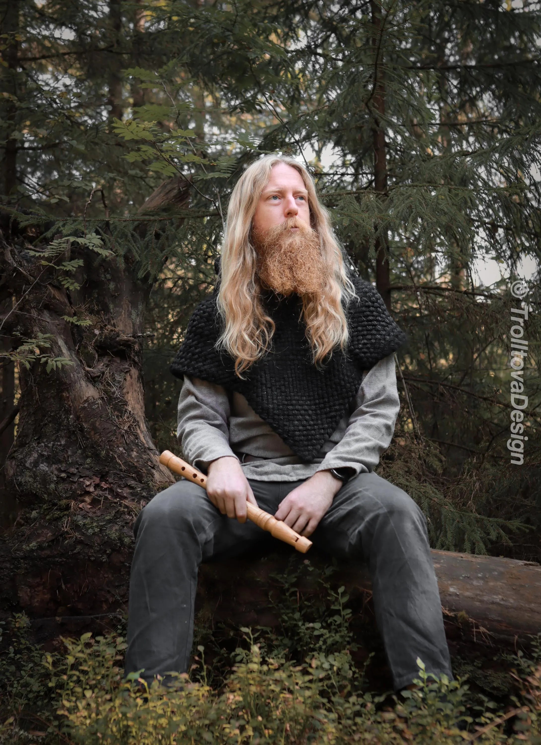 Big Skjoldehamn inspired hood in black wool and alpaca. Handwoven.