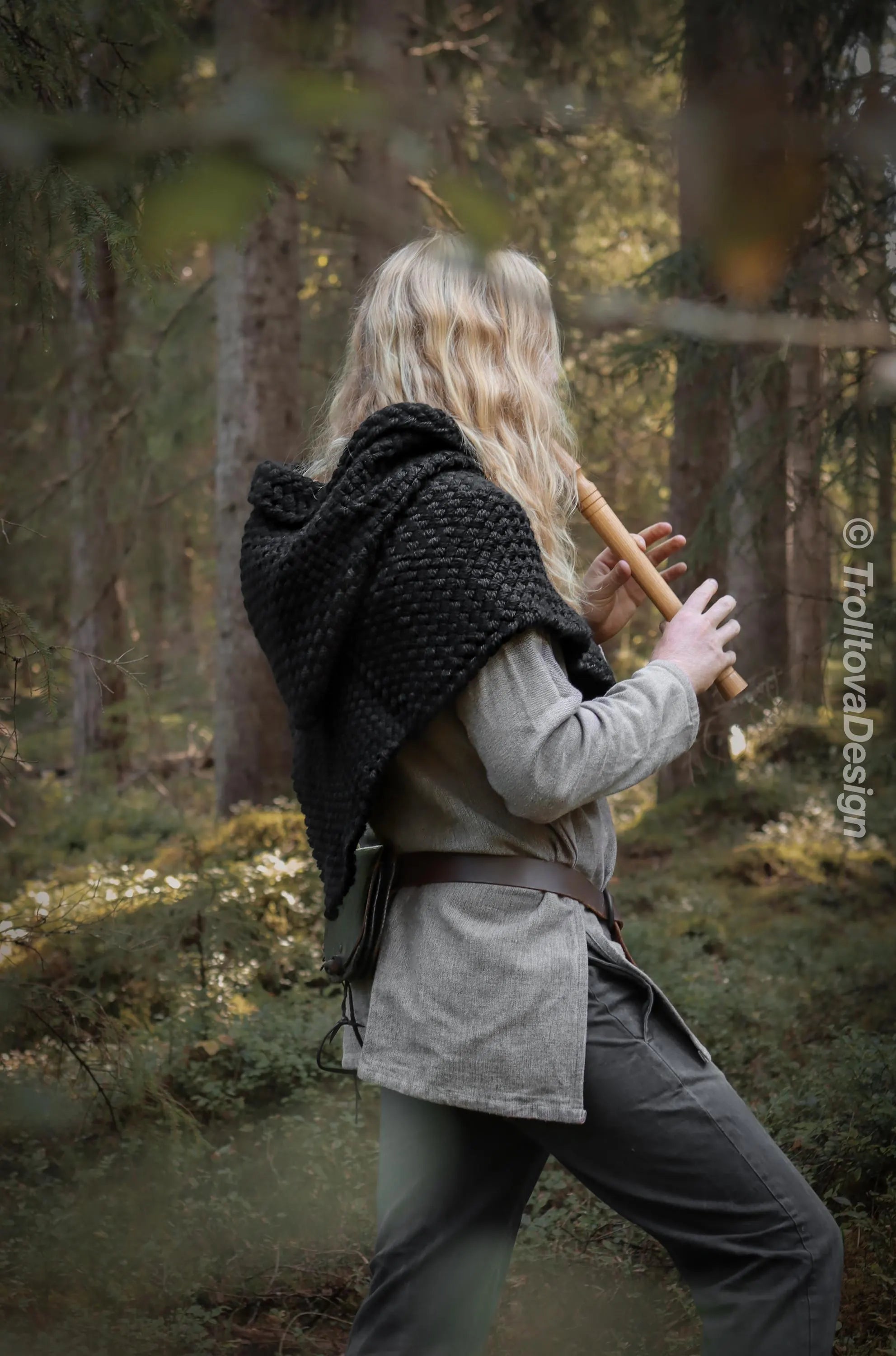 Big Skjoldehamn inspired hood in black wool and alpaca. Handwoven.