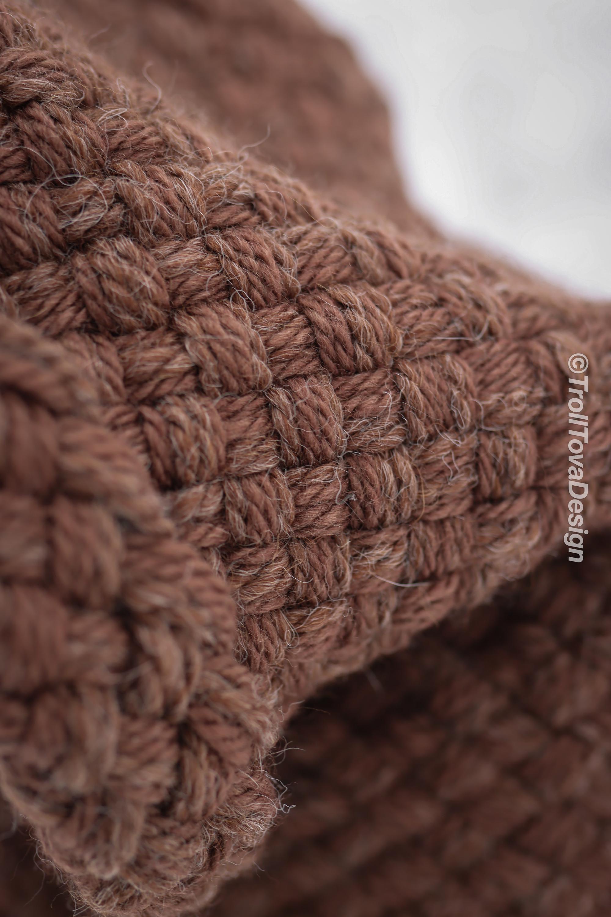 Handwoven hood in brown wool and alpaca.