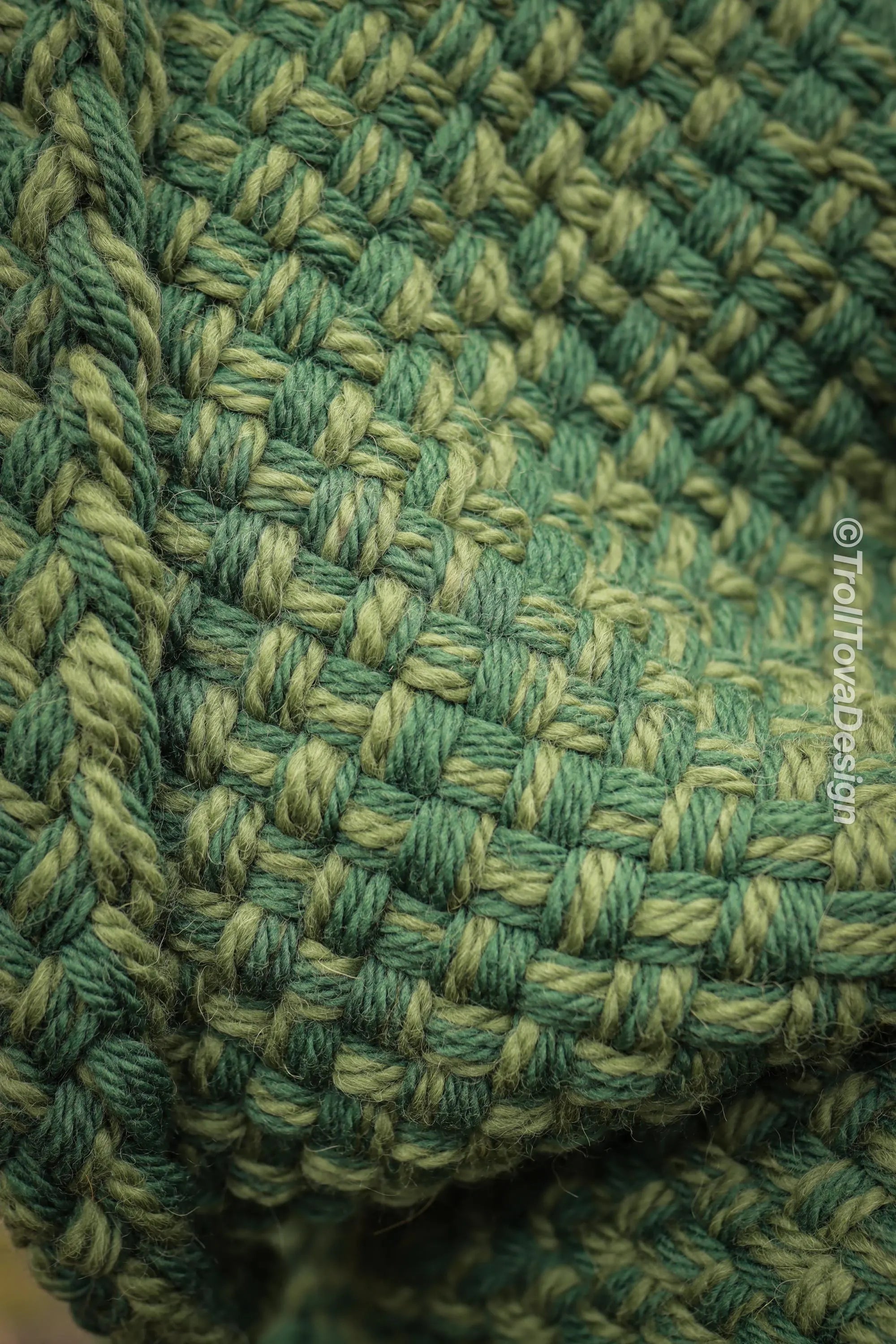 Big handwoven Skjoldehamn inspired hood in green wool and alpaca.
