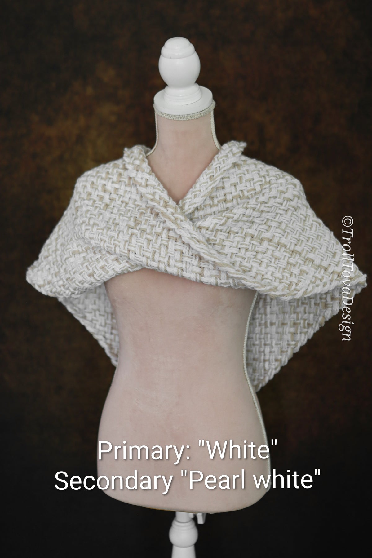 Custom-made twisted capelet in the colors of your choice. Handwoven. Please contact before purchase.