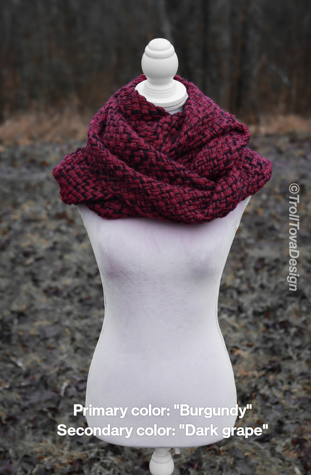 Custom-made extra long snood in the colors of your choice. Handwoven. Please contact before purchase.