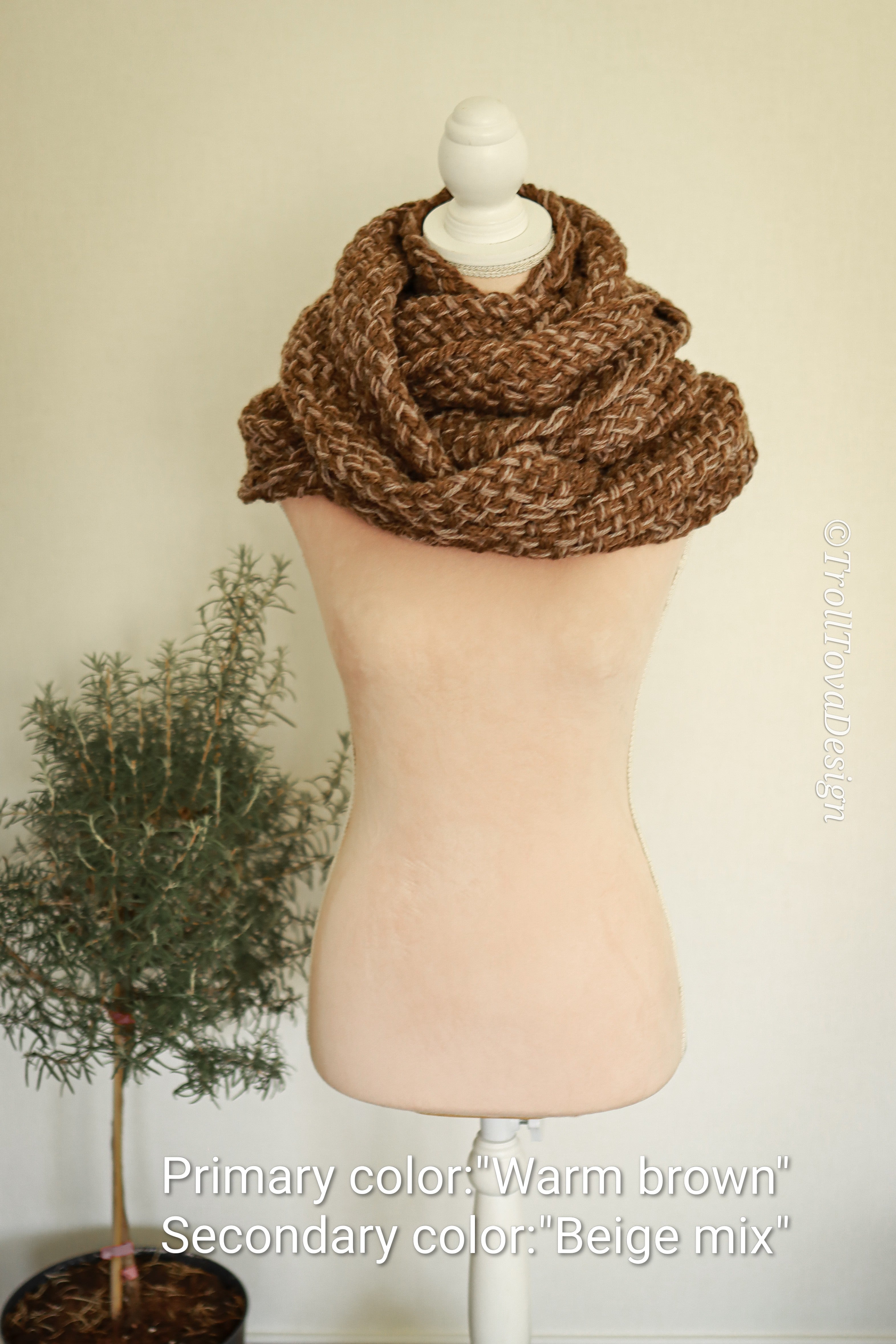 Custom-made extra long snood in the colors of your choice. Handwoven. Please contact before purchase.
