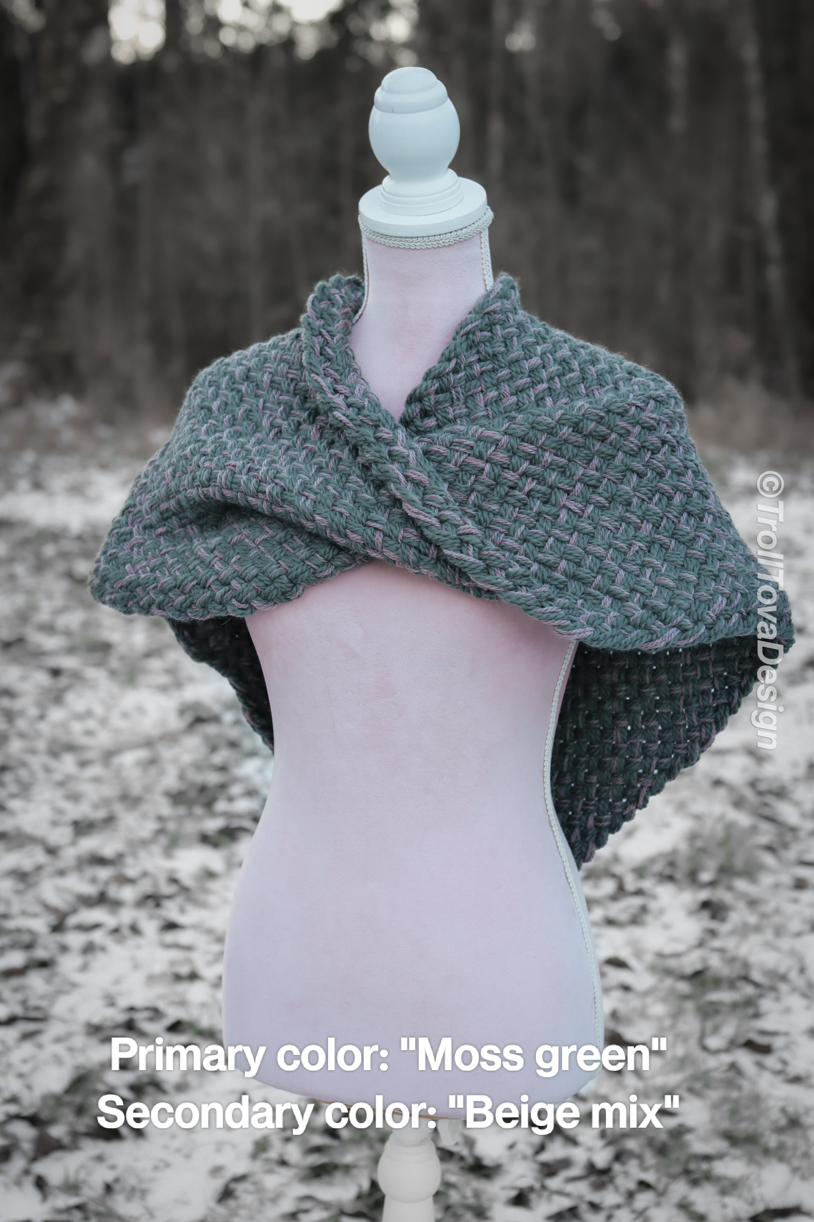 Custom-made twisted capelet in the colors of your choice. Handwoven. Please contact before purchase.