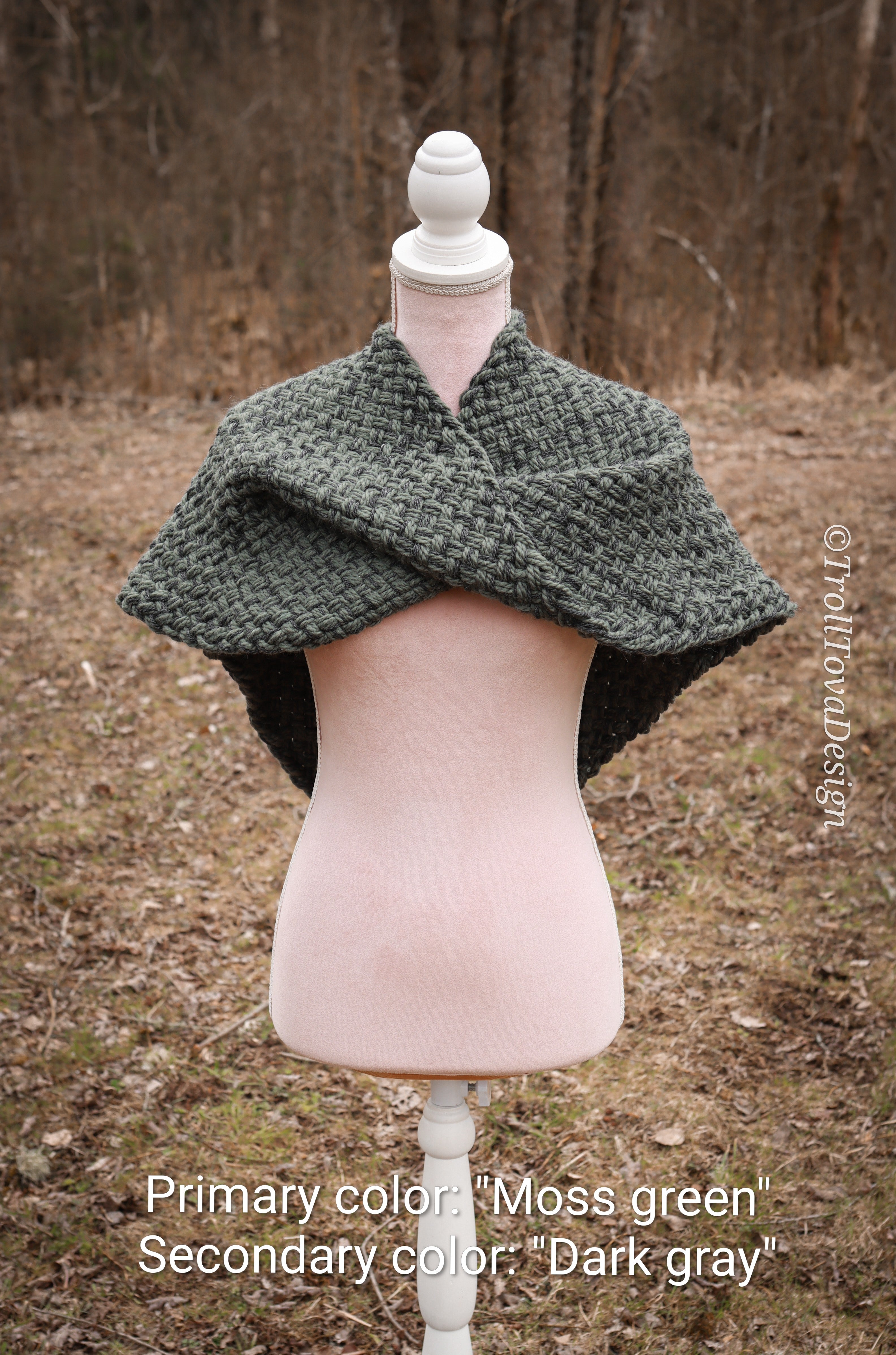 Custom-made twisted capelet in the colors of your choice. Handwoven. Please contact before purchase.